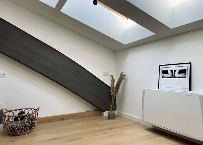 Cosy Newly Decorated Self Check-in Loft In *